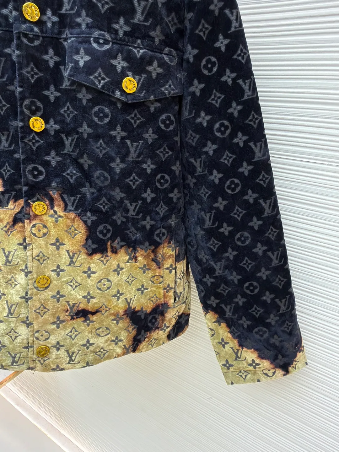 LOUIS VUITTON bonfire flocked denim jacket ●Original version: purchased and developed by 29909 ●Item number: 1681698-D90 ●Fabric: jacquard flocked denim fabric ●Technology: Shaohua production ●Version: fitted version ●Weight: about 1345 grams ●Size: 46-48-50-52 ●Description: Jacquard flocked denim fabric using twill weave. The texture is thick and the twill texture and clear lines have been properly processed. The fabric is custom-dyed and spun yarn is flocked, with the classic presbyopia pattern throughout. The entire piece of garment is cut using infrared laser positioning. The body is cut by hand to match the pattern. The pieces are cut and positioned to match the pattern. The entire width of the garment is fixed with single-needle embroidery in thick lines. From the waistband, trouser pockets, and pockets, all are made to high-end sewing standards, and multiple processes are exclusively developed and customized, resulting in huge fabric losses. Each piece is made by a master with rich washing experience. He uses gauze to dip acrylic paint and apply it evenly on the flocking surface by hand according to the original positioning method. The dyeing time is controlled, and the scrap rate of defective products is extremely high. Each large piece presents a unique fire cloud effect. The overall wiring is straight and delicate, the fabric is comfortable and soft, and the color is consistent without color difference. It can be matched with the same style to create a fashionable look and control various occasions. Customized accessories, complete with three standards, same style for men and women!